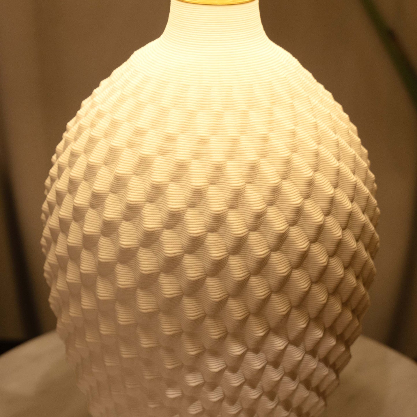 3D Pure White Diamond Embossed Relief Pattern Ceramic Table Lamp